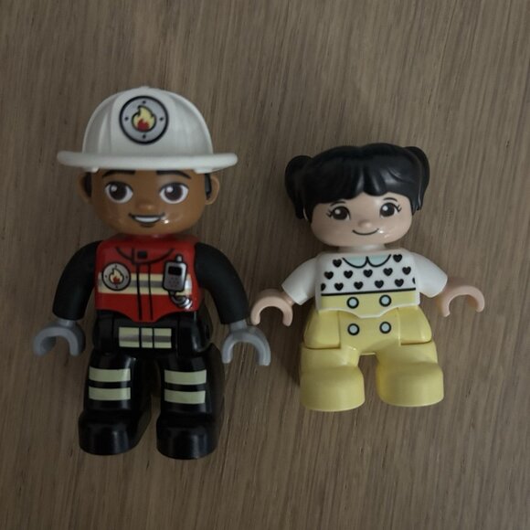 LEGO DUPLO Toy Figures Fireman + Little Girl (2) - Picture 3 of 5